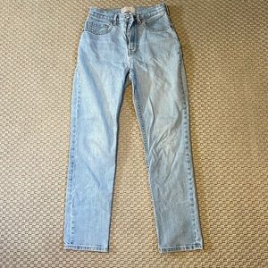 Cheeky high waisted jeans. Everlane.